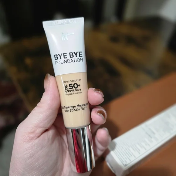 IT Cosmetics Bye Bye Foundation - Light Shade - Picture 2 of 5